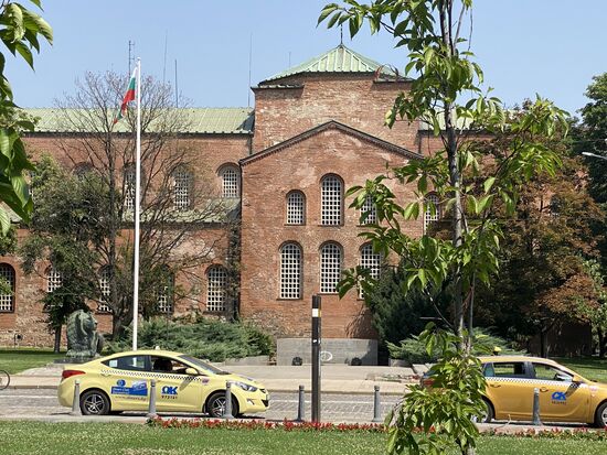 Die Sophienkirche mit dem Löwen davor und dem Denkmal des unbekannten Soldaten