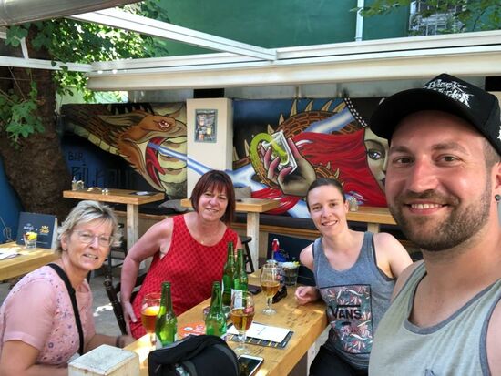 Wir entdecken eine nettes Lokal, wo man bei einem Bier schön draußen sitzen kann