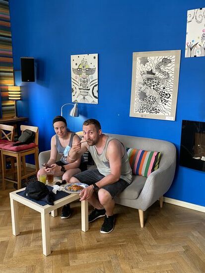 Es befindet sich in einem Wohnhaus , in der 2. Etage