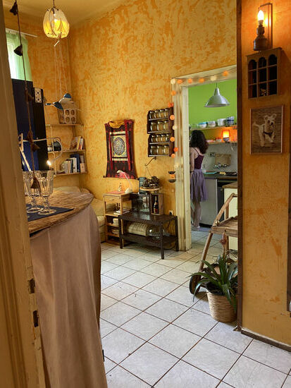 In der Küche gibt es Getränke und Kleinigkeiten zu essen