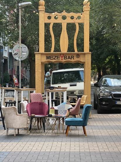 Viele Lokale laden mit netten Sitzpätzen ein