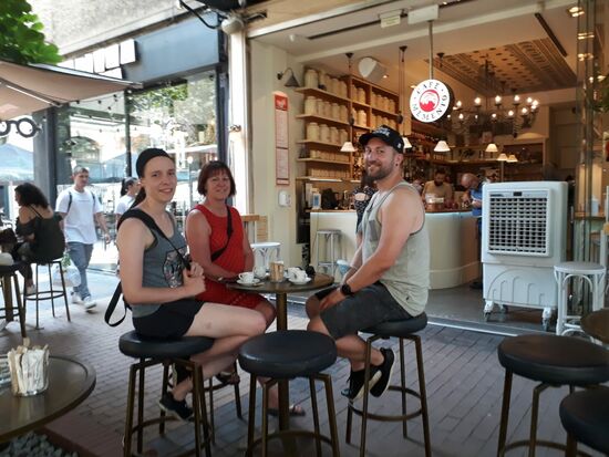 Die Einkaufs und Schlemmermeile ist erschreckend leer—Corona- oder die Hitze
Es sind über 30 Grad
Wir gönnen uns einen Espresso beim Italiener