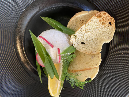 Helga nimmt „Taramar“ als Vorspeise