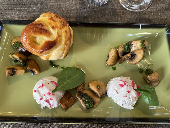 Ich bekomme Kuhkäse mit schwarzen Trüffeln und frischen geschmorten Pilzen—das schmeckt UNGLAUBLICH! Guuut