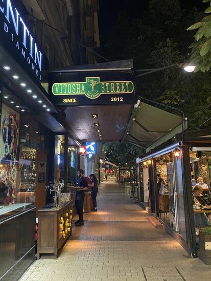 Inzwischen ist es 22 Uhr und die Fußgängerzone gut gefüllt. Alle Lokale sind gut besucht