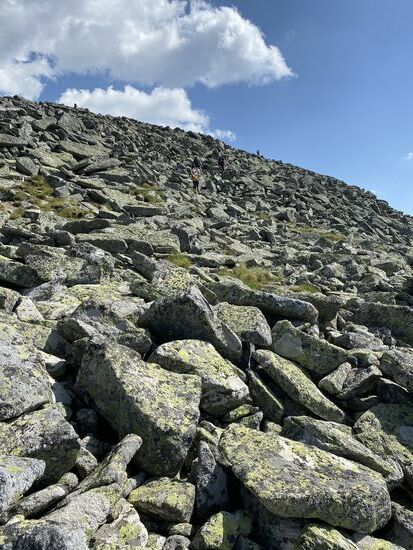 Über diese riesigen Steine müssen wir klettern, manche wackeln, aber es geht voran..