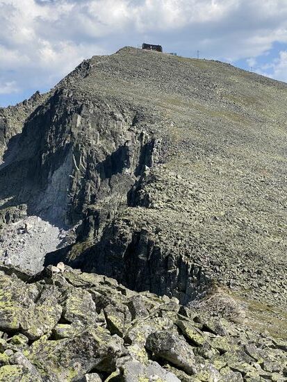 Es sieht so nah aus: dort ist die Meterologische Station, zu der wir wollen