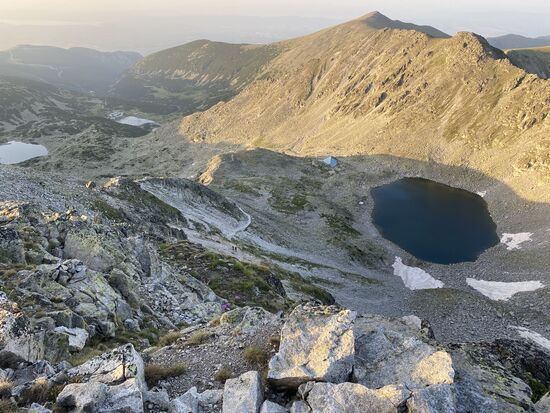 Da unten die 2 Punkte sind Nicolas und Thalia- sie holen mit Iwan Wasser aus den Lakes