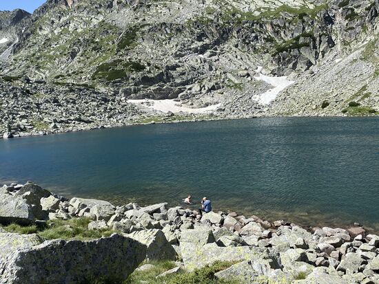 Am See stoppen wir und Nicolas nimmt ein Bad