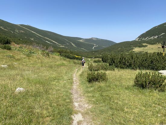 Hierxrin schöner Teil des Weges. Der größere Teil ist jedoch steinig Indexes geht sehr steil bergab, was so richtig Gift für die Knie
Ich kämpfe mich verzweifelt bis unten.