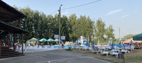 Wir entscheiden uns für eine öffentliche- nicht für Einer die zu einem Hotel gehört. Die kosten so circa 30 Lewa und diese öffentliche nur die Hälfte