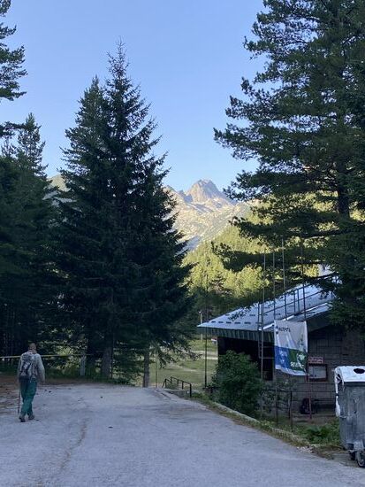 Nach einer halben Stunde Fahrt erreichen wir den Startpunkt—dort hinten ist das Tagesziel zu sehen: der 2729m hohe Malovitsa