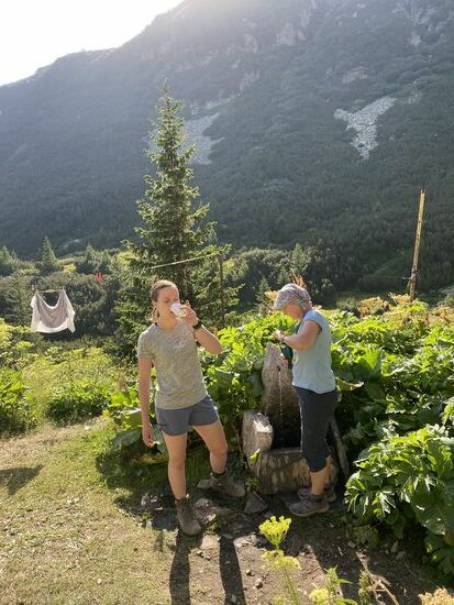 Nach einer Stunde erreichen wir eine Art Camp—hier gibt es auch Hütten zur Übernachtung