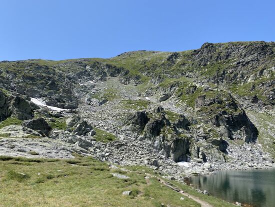 Nach insgesamt 4,5 Stunden erreichen wir den See am Fuße des Berges
