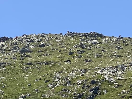 Wir sehen die Menschen nur als kleine Punkte