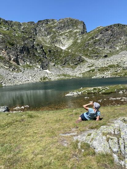 Oder Dehnübungen....kurios: wir schwitzen bei 30 Grad, aber um den See liegen Schneereste