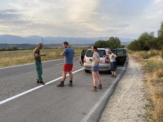 Kurze Raucherpause für Iwan an den Pirin mountains—wir haben noch 50km