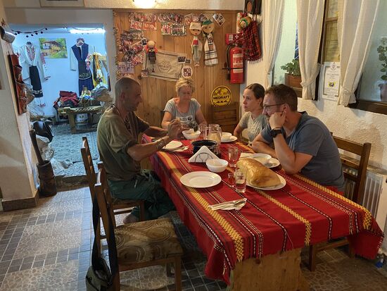 Im Hinterzimmer befinden sich viele Kleider: Trachten! Ich befürchte....