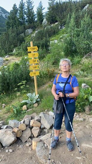 Von der Parking Lodge machen wir uns gemütlich auf den Weg zu dem ersten der 3 Seen, die uns Ivan vorab auf Maps.me markiert hat