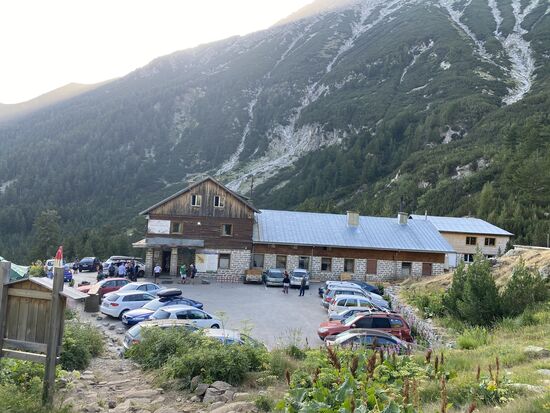 Hier ist eine große Parking lodge mit Übernachtungsmöglichkeit ähnlich einer Jugendherberge. Bevor wir starten, gönnen wir uns einen schnellen Kaffee