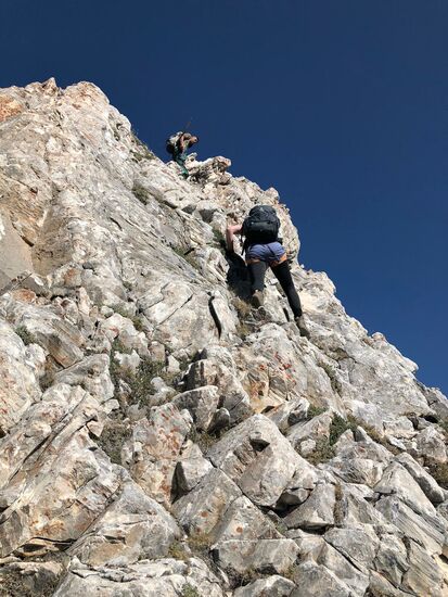 Über fünf Stationen geht es steil hinauf.
