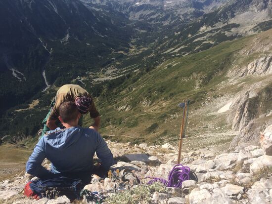 Vorbereitungen für das Klettern am Grat.