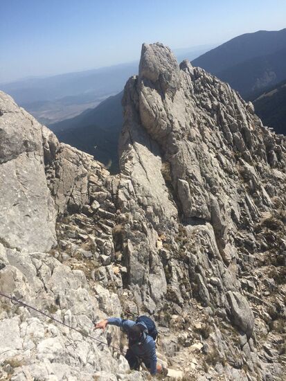 Ivan sichert uns mit Spreizhaken-alles neu für uns