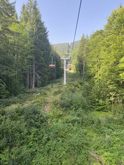 Das ist für mich neu: Sessellift —rein- und raushüpfen während er fährt - aber für Skifahrer nix neues. 