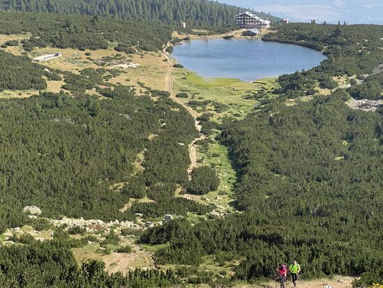 Dann kraxeln wir mal hinauf zur ersten „Plattform“