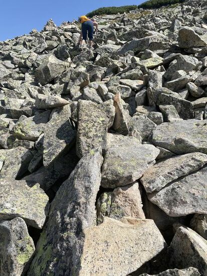 Und wieder über diese riesigen Steine. Anfangs schmerzen die Muskeln vom Vortag, aber dann lässt der Schmerz nach und man kommt wieder in den Trott