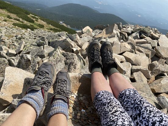 Es ist hier so viel Wind, dass wir fast wegfliegen...