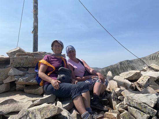 Wir revanchieren uns und steigen dann wieder hinab—jetzt füllt es sich auch langsam