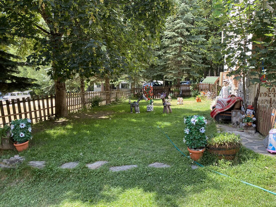 Die Bulgaren lieben -Plastikblumen und viel Kitsch