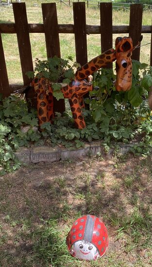 Bei genauerem Hinsehen entdecken wir, dass es sich hier um selbstgebasteltes aus leeren PET-Flaschen handelt