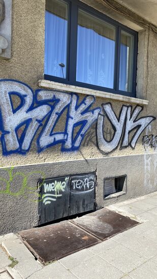 Das ist ein „Klek“-Kiosk, aber leider geschlossen mit Metallplatten