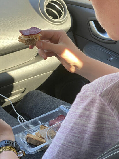 Liebevoll mit Wurst, Krautsalat und Käse belegt....