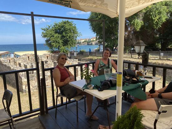 In Sozopol befinden sich noch überall griechische Ruinen , wie man hier im Hintergrund sieht