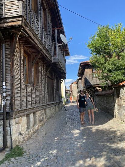 Überall sind diese alten Schwarzmeerhäuser zu sehen