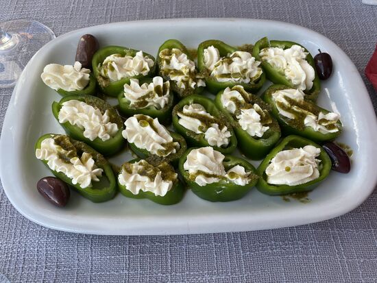 Wir wählen 5 verschiedene Vorspeisen—u.a. Diese gefüllten Mini-Paprika