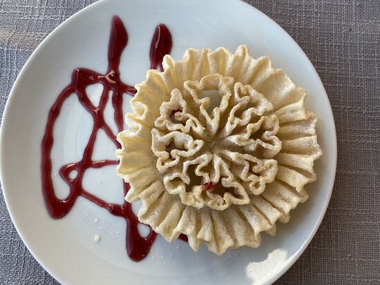 Eine bulgarische Spezialität—süßes, crispiges Irgendwas mit Himbeercreme