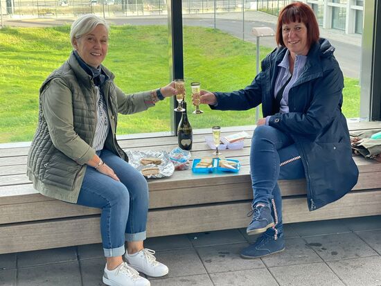 Wir genießen unser Frühstück am Airport