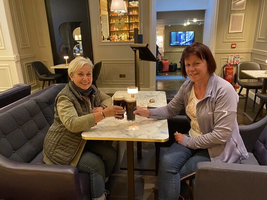 Nach dem einchecken testen wir schon mal das Guinness während wir auf die Männer warten