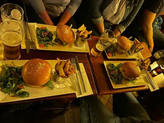 Burger mit handgeschnittenen Pommes