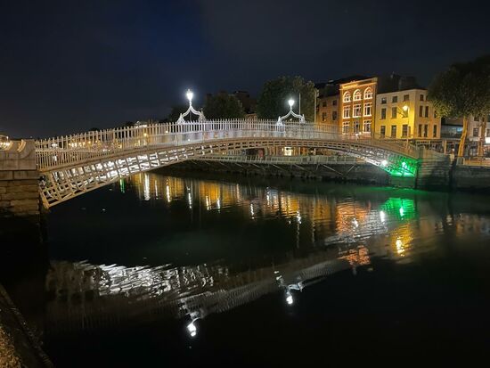 Der Fluss „ Liffey“ mit der „Ha‘penny Bridge“