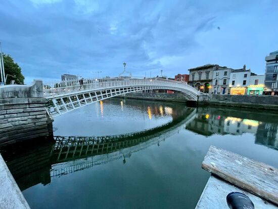 Unser Hotel liegt ja so zentral so dass die beiden in ein paar Minuten an den Sehenswürdigkeiten sind- hier nochmal die „ Ha‘penny Bridge“ bei Tageslicht