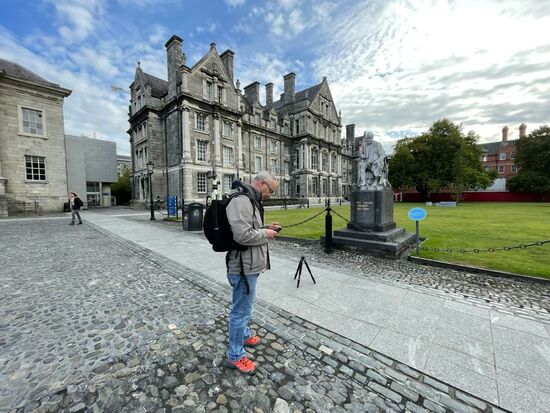 Ein einsamer Fotograf auf dem Campus der Universität 