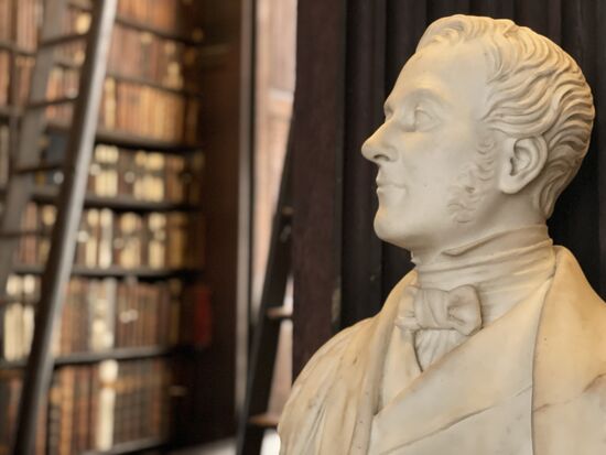 …außerdem unzählige Büsten berühmter Schriftsteller sind einzige Gesellschaft hier am frühen Morgen