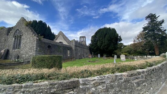 Das „ Malahid Castle“ mit dem Friedhof