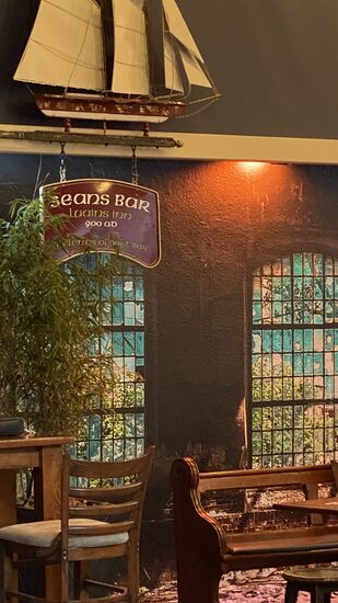 Wir sitzen hinten, im Anbau- die Bierpreise sind mit 5 Euro/Pint human-