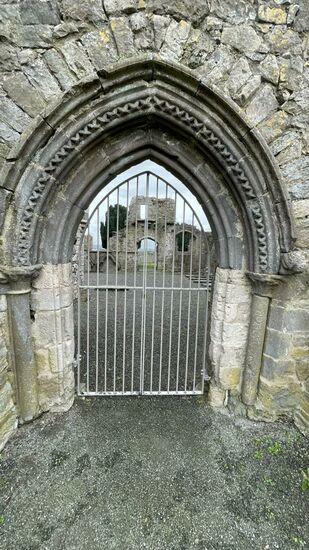Leider kommt man nicht in den Innenhof der Kirche